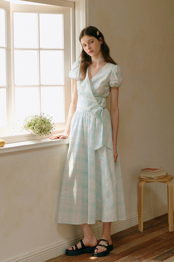 플레드 플로럴 하프 밴딩 스커트입니다. 라이트 블루 컬러의 플라워 체크 패턴이 로맨틱하고 스위트한 무드를 자아냅니다. 데일리룩과 캐주얼룩에 활용하기 좋으며, 데이트룩이나 카페룩에 매치하여 여성스러운 스타일을 연출할 수 있습니다. A라인 핏과 플레어 디자인으로 다리가 길어 보이는 효과를 주며, 하프 밴딩 타입으로 편안하게 착용 가능합니다. 이너 라이닝이 포함되어 있으며 밴딩 디테일로 활동성을 더했습니다.
