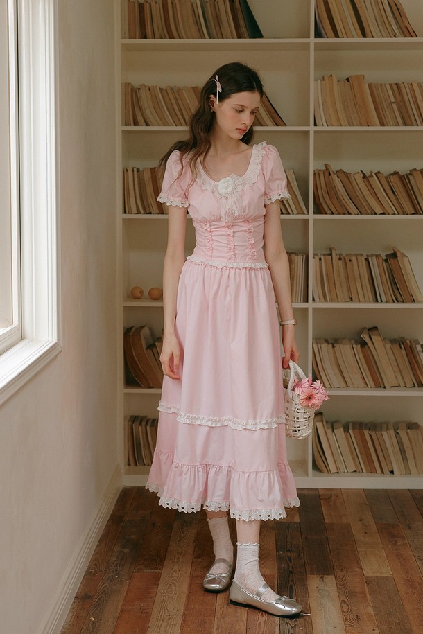 러블리 러플 피쉬테일 스커트는 여성스러운 매력을 극대화하는 아이템입니다. 부드러운 면과 폴리에스테르 혼방 소재로 제작되어 편안한 착용감을 선사하며, 은은한 핑크 컬러가 로맨틱한 분위기를 자아냅니다. 허리는 밴딩 처리되어 있어 안정적인 핏을 제공하며, 러플 디테일과 프릴 장식이 여성스러움을 더합니다. 머메이드 라인의 피쉬테일 스커트로 데이트룩, 카페룩, 모임룩 등 다양한 TPO에 활용 가능하며, 로맨틱, 클래식, 미니멀 스타일을 연출하기 좋습니다.
