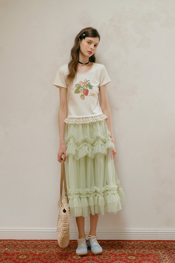 Puffy mesh layer ruffle skirt (퍼피 메쉬 레이어 러플 스커트)는 여성스러운 매력을 극대화하는 스커트입니다. 부드러운 폴리에스테르 소재와 안감으로 편안한 착용감을 선사하며, 통기성이 좋은 여름용으로 제작되었습니다. 민트 색상과 메쉬 레이어드, 러플 디테일이 어우러져 우아하고 로맨틱한 무드를 연출합니다. 데이트룩, 카페룩, 휴가룩 등 다양한 TPO에 활용할 수 있으며 FREE 사이즈로 폭넓은 체형에 적합합니다. 걸리시, 로맨틱, 리조트 스타일을 즐겨 입는 분들께 추천합니다.
