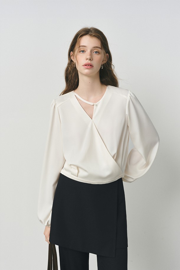 아이보리 컬러의 디자인 컷아웃 블라우스입니다. 봄, 여름 시즌에 어울리는 얇은 두께감의 레귤러핏 긴소매 블라우스로, 부드러운 촉감의 폴리에스테르와 스판덱스 혼방 소재로 제작되었습니다. 브이넥 디자인과 컷아웃 디테일이 미니멀하면서도 시크한 무드를 연출하며, 데이트룩, 카페룩, 모임룩 등 다양한 TPO에 활용하기 좋습니다. 무지 디자인으로 어떤 스타일에도 쉽게 매치할 수 있어 활용도가 높습니다.
