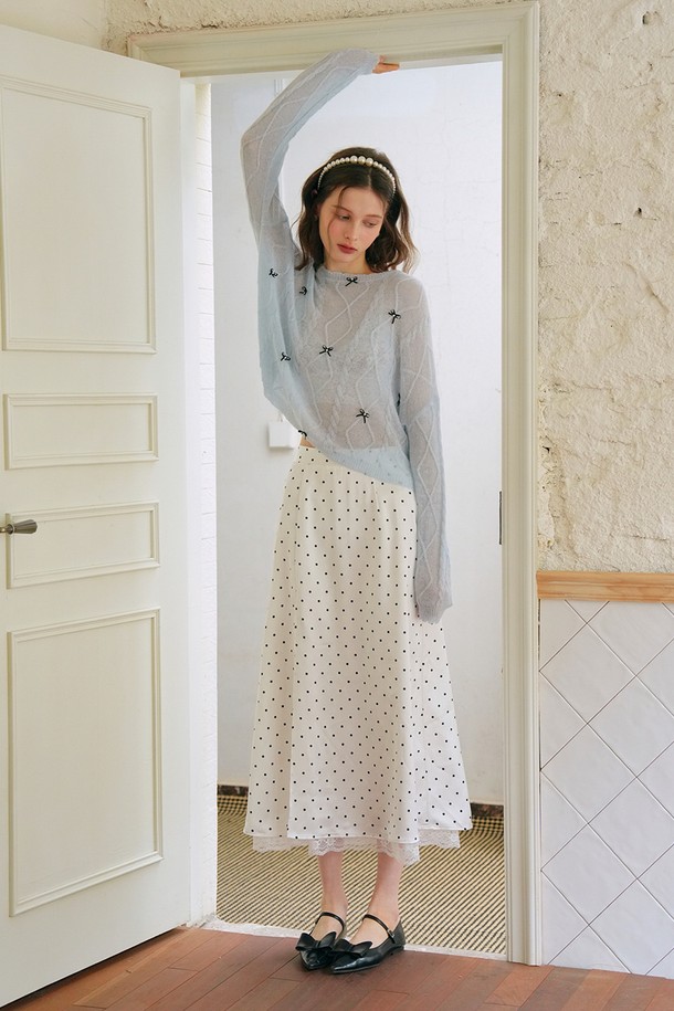 폴카 도트 레이스 레이어드 스커트는 로맨틱하고 우아한 스타일을 연출하는 여성용 스커트입니다. 얇고 부드러운 폴리에스테르 소재로 제작되어 여름에 시원하게 착용 가능하며, A라인 핏에 레이어드 디자인과 도트 & 레이스 패턴이 특징입니다. 총 85cm 기장으로, 데이트룩, 카페룩, 쇼핑룩 등 다양한 TPO에 활용하기 좋습니다. 클래식하면서도 미니멀한 스타일을 선호하는 분들께 추천합니다. 화이트 컬러의 이 스커트는 당신의 옷장에 여성스러움을 더할 것입니다.
