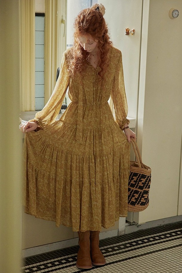 클래식 플로럴 케이크 드레스는 로맨틱한 분위기를 자아내는 여성용 원피스입니다. 옐로우 컬러 바탕에 스트라이프와 플라워 패턴이 어우러져 화사함을 더하며, 봄, 여름 계절에 잘 어울립니다. 긴 소매와 루즈핏 디자인으로 편안한 착용감을 선사하며, 조절 가능한 넥 스트링과 내부 안감이 있어 실용성을 높였습니다. 데이트룩, 카페룩, 봄 소풍룩 등 다양한 TPO에 맞춰 로맨틱, 클래식, 걸리시 스타일을 연출해보세요. 티어드 치마 디자인이 사랑스러운 실루엣을 완성합니다.
