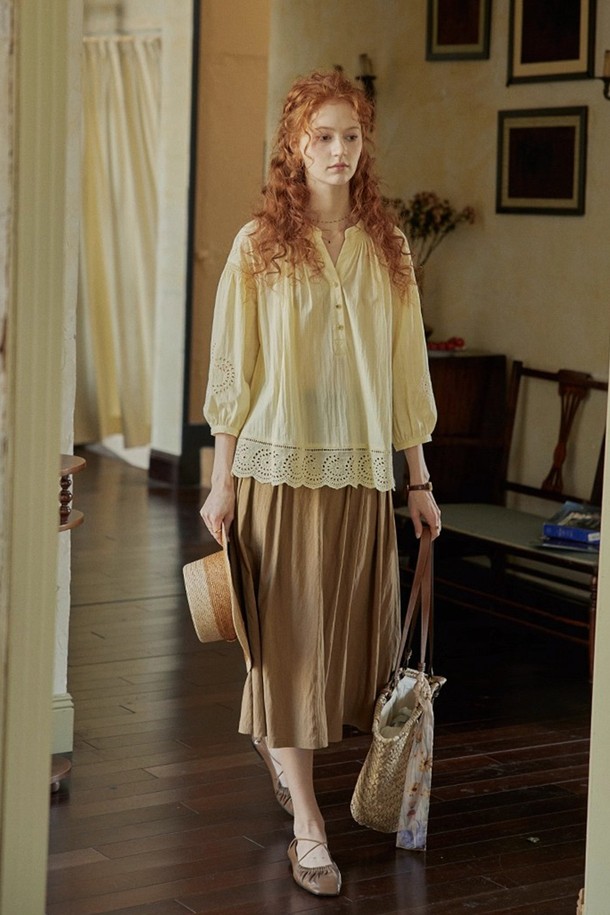 플리츠 하프 밴딩 스커트입니다. 부드러운 레이온 65%와 폴리아미드 35% 혼방 소재로 제작되어 봄, 가을에 적합하며, 은은한 스트라이프 패턴이 특징입니다. 얇은 두께감과 부드러운 촉감, A라인 핏으로 편안하게 착용 가능하며, 밴딩 허리 디자인으로 활동성을 높였습니다. 로맨틱한 무드의 스티치 디테일이 돋보이며, 데이트룩, 카페룩, 모임룩 등 다양한 TPO에 클래식, 로맨틱, 미니멀 스타일로 연출하기 좋습니다.
