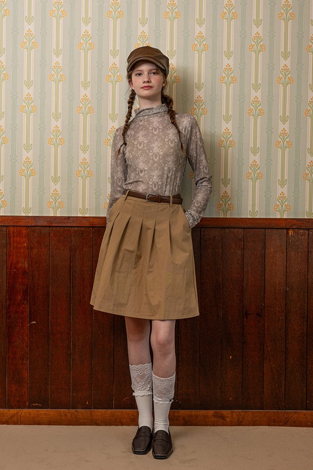 레트로 패턴 롱 슬리브스 탑_그린은 여성스러운 디자인과 노스탤직한 감성을 담아낸 티셔츠입니다. 봄, 가을에 어울리는 얇은 두께감으로 부드러운 촉감이 특징이며, 일상, 데이트룩, 카페룩, 모임룩 등 다양한 TPO에 활용할 수 있습니다. 레트로와 클래식 스타일을 아우르는 디자인으로, 라운드넥에 긴 소매, 레귤러핏으로 제작되어 편안하게 착용 가능합니다. 그린 컬러 바탕에 레트로 패턴이 더해져 타임리스한 스타일을 연출하며, 플로잉 디자인으로 여성스러운 분위기를 더합니다.
