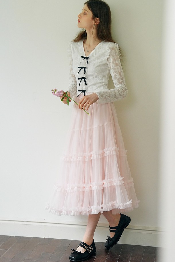 페어리 메쉬 밴딩 스커트는 우아한 무드를 연출하는 여성용 메쉬 스커트입니다. 핑크 색상의 A라인 핏으로, 여름철 데이트룩, 카페룩, 모임룩에 적합합니다. 로맨틱, 클래식, 미니멀 스타일을 모두 소화하며, 허리 체인 장식으로 포인트를 더했습니다. 프리 사이즈이며, 안감이 있어 비침 걱정 없이 착용 가능합니다. 폴리에스테르 소재의 밴딩 스커트로 편안하게 즐겨 입을 수 있습니다.
