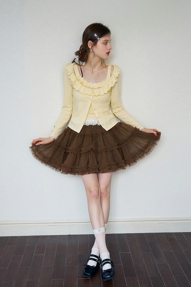 **Ruffle pearl button cardigan (러플 펄 버튼 가디건)**

부드러운 촉감의 옐로우 컬러 여성용 가디건입니다. 면, 비스코스, 폴리에스터 혼방 소재로 제작되어 여름과 가을에 얇고 시원하게 착용할 수 있습니다. 라운드넥에 레귤러 핏으로, 러플 디테일과 진주 버튼, 레이스 장식이 더해져 우아하고 클래식한 분위기를 연출합니다. 긴 소매 기장과 무지 패턴으로 데이트룩, 카페룩, 모임룩 등 다양한 TPO에 활용할 수 있습니다. 미니멀, 로맨틱, 클래식 스타일을 즐겨 입는 여성분들께 추천합니다.
