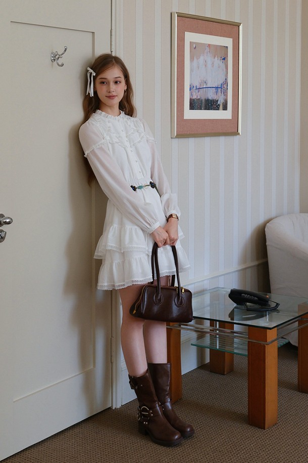 러플 레이어드 화이트 드레스는 여성스러운 분위기를 극대화하는 우아하고 엘레강스한 원피스입니다. 라운드넥에 긴소매, 레귤러핏으로 편안한 착용감을 선사하며, 무지 디자인에 러플 디테일과 레이어드 디자인이 더해져 세련된 느낌을 줍니다. 허리 장식이 더해져 페미닌한 실루엣을 강조하며, 안감이 있어 비침 걱정 없이 착용 가능합니다. 데이트룩, 카페룩, 모임룩 등 다양한 TPO에 맞춰 클래식, 로맨틱, 미니멀 스타일을 연출해보세요.
