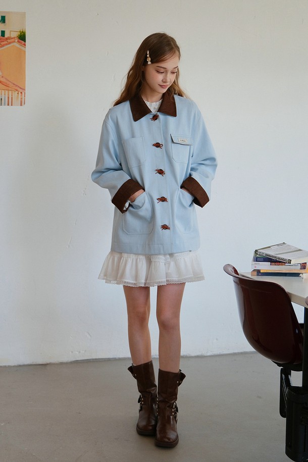 유니크 포켓 재킷은 면과 폴리에스테르 혼방 소재로 제작되어 봄, 여름 시즌에 시원하게 착용하기 좋습니다. 무지 디자인에 레귤러핏으로 제작되었으며, 크롭 기장의 긴 소매로 캐주얼한 스타일을 연출합니다. 버튼 여밈 방식과 포켓 디테일이 특징이며, 데이트룩, 쇼핑룩, 카페룩 등 다양한 TPO에 활용하기 좋습니다. 캐주얼, 미니멀, 클래식 스타일을 즐겨 입는 여성분들께 추천합니다.
