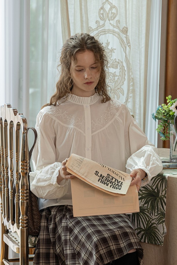 화이트 할로우 패턴 셔츠는 봄, 여름 시즌에 어울리는 여성 상의입니다. 얇은 두께감으로 시원하게 착용 가능하며, 캐주얼하고 미니멀한 스타일을 연출합니다. 할로우(Hollow) 패턴 디테일이 돋보이며, 봄 소풍룩에 포인트를 더해줍니다. 다양한 하의와 매치하여 개성 있는 스타일링을 완성해보세요.
