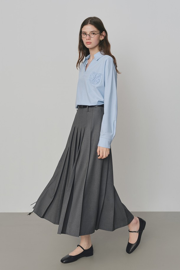 슬릿 플리츠 스커트는 여성용 스커트로, 봄, 가을에 착용하기 좋습니다. 그레이 컬러의 폴리에스터와 비스코스 혼방 소재로 제작되어 클래식하고 베이직한 스타일을 연출합니다. 레귤러 핏의 플리츠 디자인에 슬릿 디테일이 더해져 시크한 무드를 자아내며, 안감이 있어 편안하게 착용할 수 있습니다. 벨트가 포함되어 오피스룩, 출근룩, 모임룩 등 다양한 TPO에 활용 가능하며, 미니멀한 스타일을 선호하는 분들께 추천합니다.
