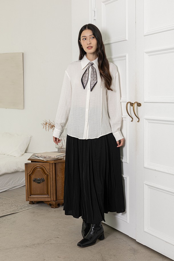 캐주얼 셔츠 앤 스카프 세트_화이트는 여성스러운 실루엣을 강조하는 우아한 스타일의 셔츠입니다. 부드러운 면과 레이온 혼방 소재로 제작되어 봄, 가을에 적합하며, 레귤러 핏과 긴 소매 기장으로 편안하게 착용할 수 있습니다. 비대칭 체크 패턴이 돋보이며, 칼라넥과 얇은 두께감으로 세련된 느낌을 줍니다. 데이트룩, 카페룩, 오피스룩 등 다양한 TPO에 활용 가능하며, 클래식, 미니멀, 걸리시한 스타일을 연출하기 좋습니다. 함께 제공되는 스카프는 더욱 여성스러운 분위기를 더해줍니다.
