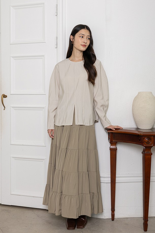 카키 멀티 레이어드 스커트는 클래식하고 엘레강스한 무드를 연출하는 여성 플리츠 롱 스커트입니다. 폴리에스테르, 나일론, 레이온 혼방 소재로 제작되어 사계절 내내 착용 가능하며, 이너 라이닝으로 편안한 착용감을 선사합니다. 허리는 밴딩 처리되어 편안함을 더하고, 비대칭 디자인과 체크 패턴이 특징입니다. 모임룩이나 가을 나들이룩에 특히 잘 어울리며, 미니멀, 시크 스타일을 즐기는 분들께 추천합니다.
