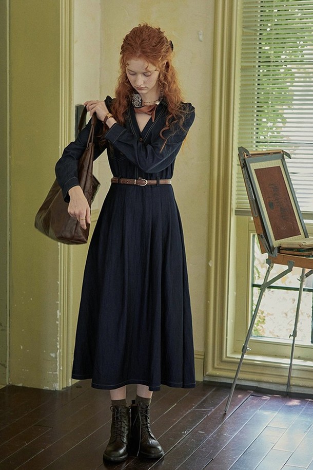 블루 컬러의 데님 셔츠 원피스입니다. 캐주얼, 미니멀, 클래식 스타일을 모두 아우르는 디자인으로, 데이트룩, 여행룩 등 다양한 TPO에 활용하기 좋습니다. 봄, 여름, 가을 세 계절 모두 착용 가능하며, 레귤러핏에 카라 디테일, 긴 소매 기장으로 편안함과 스타일리시함을 동시에 만족시킵니다. 무지 패턴의 데님 소재로 제작되어 유행을 타지 않고 오랫동안 즐겨 입을 수 있습니다. 여성스러운 실루엣을 연출하는 셔츠 원피스입니다.
