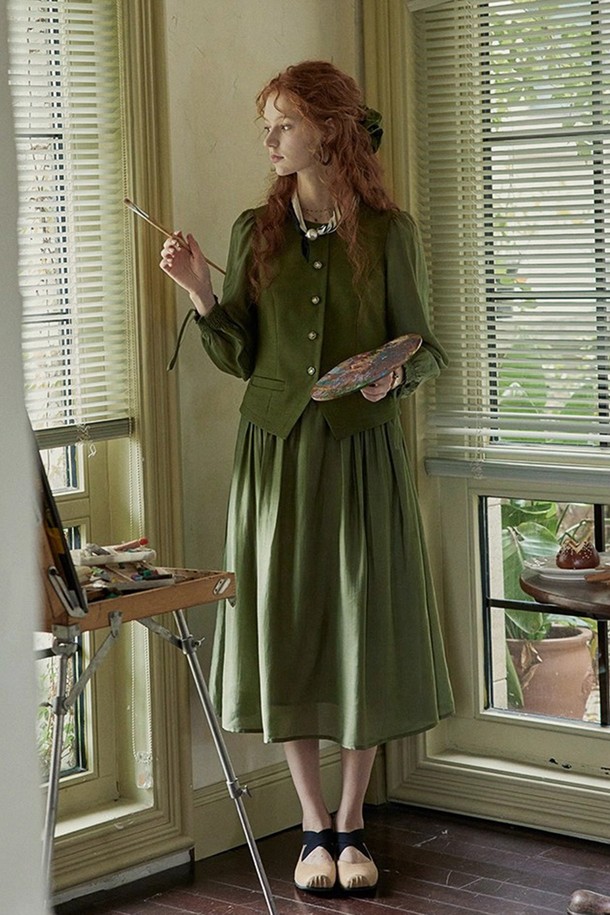 빈티지 느낌을 살린 페이크 투피스 원피스입니다. 여성스러운 실루엣을 연출하며, 클래식하고 레트로한 스타일을 완성합니다. 투피스 디자인으로 세련된 무드를 더해주어 일상 속에서 특별함을 선사합니다. 
