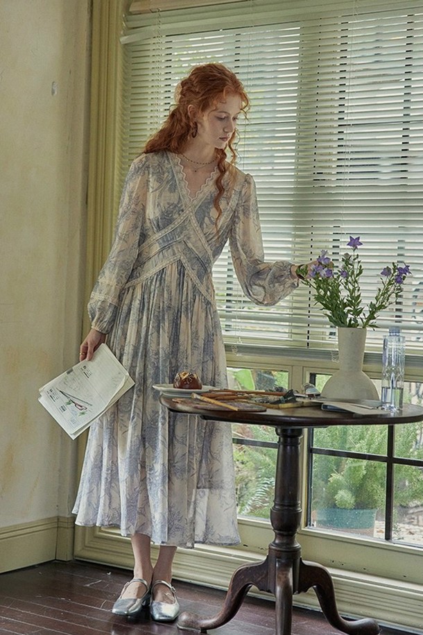 레이스 잉크 프린팅 드레스는 여성스러움을 극대화하는 원피스입니다. 레이스 소재와 프린트 무늬의 조화가 로맨틱하고 클래식한 분위기를 연출하며, 데이트룩, 모임룩, 소개팅룩 등 다양한 TPO에 활용하기 좋습니다. 여성스러운 스타일을 선호하는 분들께 추천하며, 특별한 날 더욱 돋보일 수 있는 아이템입니다.
