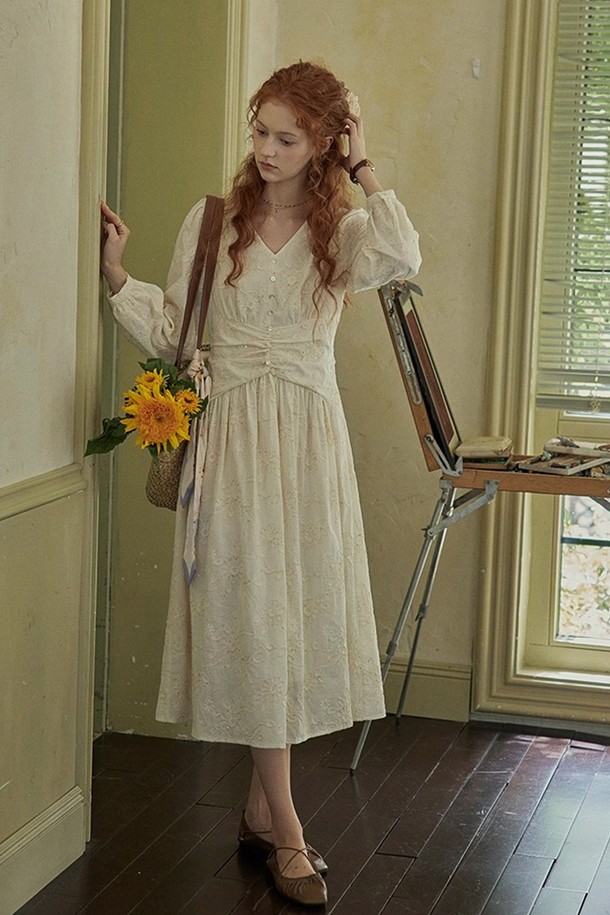 세퀸 자수 셔링 드레스는 화려한 스타일을 연출하고 싶은 여성 고객을 위한 드레스입니다. 파티룩, 연말 모임룩, 모임룩 등 특별한 날에 로맨틱하면서도 클래식하고, 리조트 분위기를 내기 좋습니다. 스팽글과 자수 디테일이 돋보이며, 셔링 디자인으로 여성스러운 실루엣을 강조합니다. 특별한 날, 당신의 아름다움을 더욱 돋보이게 해줄 드레스입니다.
