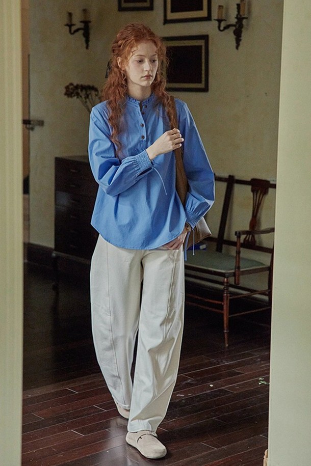 셔링 버튼 블라우스는 여성스러운 실루엣을 연출하는 상의입니다. 오피스룩, 데이트룩, 모임룩 등 다양한 TPO에 활용 가능하며, 클래식, 미니멀, 시크한 스타일을 연출하기 좋습니다. 무지 디자인에 셔링 디테일로 포인트를 주어 세련된 느낌을 더했습니다. 단추 여밈 방식으로 제작되었으며, 어떤 하의와도 쉽게 매치하여 스타일리시한 룩을 완성할 수 있습니다.
