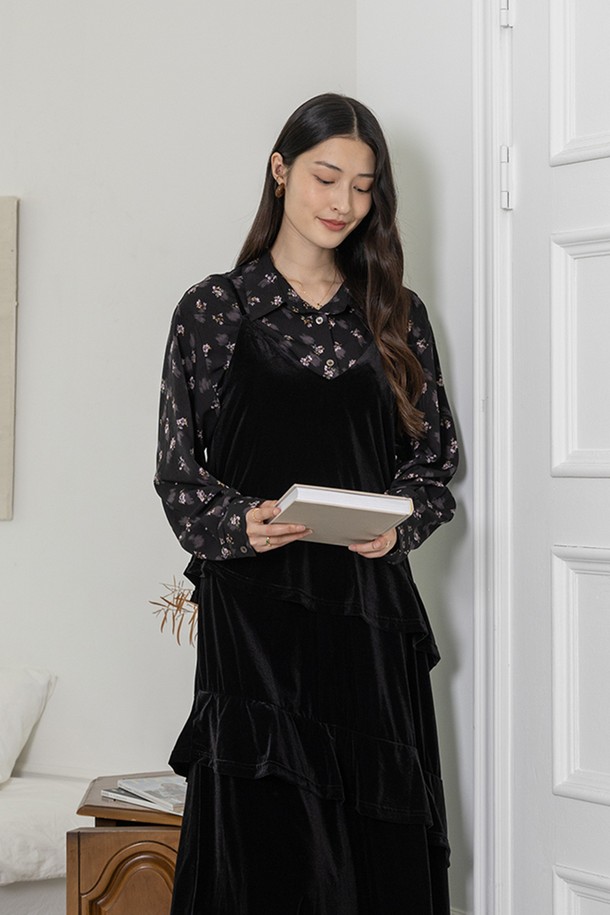 벨벳 멀티 레이어드 슬립 드레스_블랙은 여성 고객을 위한 우아하고 클래식한 무드의 원피스입니다. 부드러운 벨벳과 폴리에스테르 혼방 소재로 제작되어 가을, 겨울 시즌에 따뜻하게 착용할 수 있습니다. A라인 치마핏과 레이어드 디자인, 플라워 패턴이 특징이며, 라운드 넥과 긴 소매가 여성스러운 분위기를 더합니다. 데이트룩, 모임룩, 연말 모임룩 등 특별한 날에 로맨틱하고 미니멀한 스타일을 연출해보세요. 핏은 루즈핏으로 편안하면서도 세련된 실루엣을 선사합니다.
