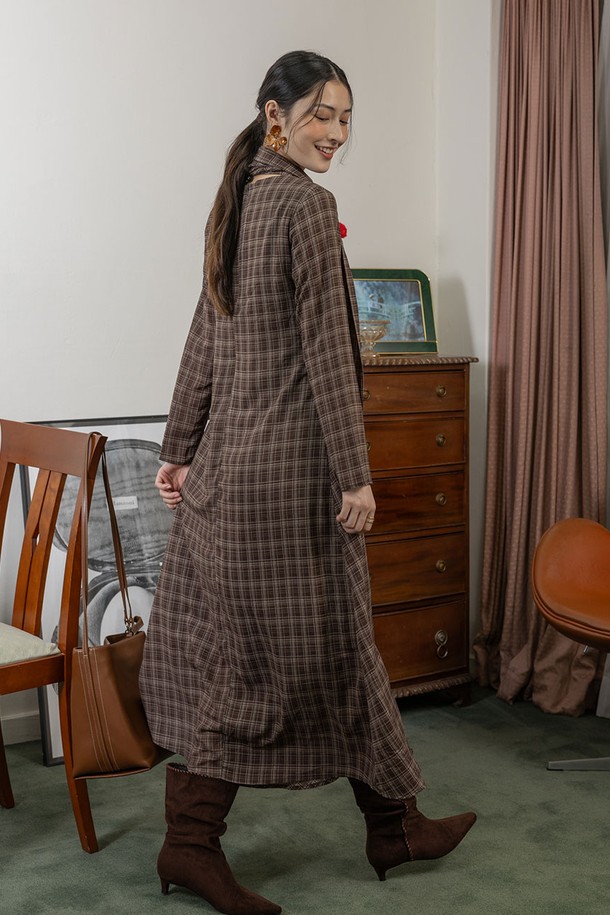 세련된 분위기를 연출하는 플레드 롱 드레스입니다. 부드러운 비스코스, 나일론, 스판덱스 혼방 소재로 제작되어 편안한 착용감을 선사하며, 가을/겨울 시즌에 따뜻하게 입기 좋습니다. 스카프 넥 디자인과 비대칭 디자인, A라인의 루즈핏으로 클래식하면서도 엘레강스한 무드를 더했습니다. 그레이와 브라운, 두 가지 컬러로 출시되어 데이트룩, 모임룩, 겨울 데일리룩 등 다양한 TPO에 활용하기 좋습니다. 이너 슬립이 포함되어 있어 더욱 실용적입니다.
