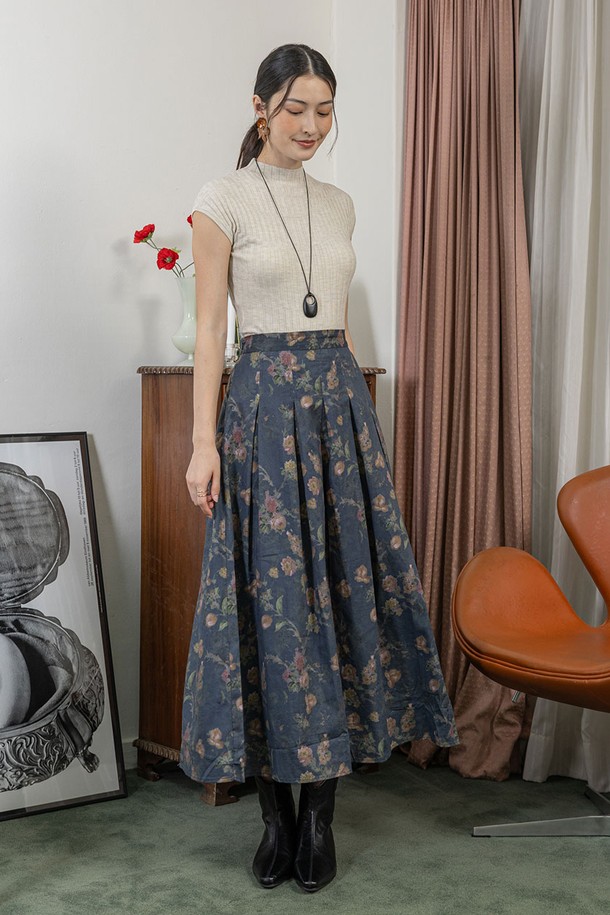 네이비 색상의 미드나잇 플라워 스커트는 클래식하고 우아한 분위기를 연출합니다. A라인 핏의 플레어 스커트로, 체크와 플라워 패턴이 조화롭게 어우러져 로맨틱한 스타일을 완성합니다. 면 소재로 제작되어 편안한 착용감을 제공하며, 가을에 어울리는 맥시 기장의 스커트입니다. 안감이 있어 비침 걱정 없이 데이트룩, 모임룩, 가을 나들이룩 등 다양한 TPO에 활용할 수 있습니다. 비대칭 디자인이 돋보이는 이 스커트는 미니멀하면서도 세련된 스타일을 추구하는 여성분들에게 추천합니다.
