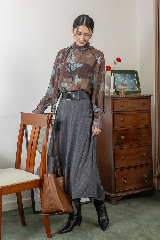 브라운 플라워 시어 셔츠(Brown floral sheer shirt)입니다. 여성 의류 셔츠/블라우스 카테고리의 제품으로, 봄, 가을에 입기 좋은 우아하고 클래식한 스타일을 연출합니다. 부드러운 폴리에스테르 소재의 레귤러 핏 셔츠로, 얇은 두께감과 시어(sheer)한 디자인이 특징입니다. 플라워 및 체크 패턴이 돋보이며, 자유롭게 묶을 수 있는 리본 넥 라인으로 로맨틱한 분위기를 더합니다. 데이트룩, 카페룩, 모임룩 등 다양한 TPO에 활용 가능하며, 미니멀한 스타일을 즐기는 분들께 추천합니다.
