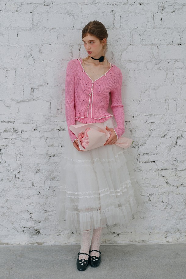 핑크 플라워 니트 가디건은 여성스러운 분위기를 연출하는 봄, 가을 시즌 필수 아이템입니다. 부드러운 면 소재로 제작되어 포근한 착용감을 선사하며, 러플 디테일과 플라워 장식이 여성스러움을 더합니다. 크롭 기장으로 다리가 길어 보이는 효과를 주며, V넥 디자인이 세련된 실루엣을 완성합니다. 데이트룩, 카페룩, 모임룩 등 다양한 TPO에 활용 가능하며, 클래식, 로맨틱, 미니멀 스타일을 즐기는 분들께 추천합니다. 앞면 단추 여밈으로 편안하게 착용할 수 있습니다.
