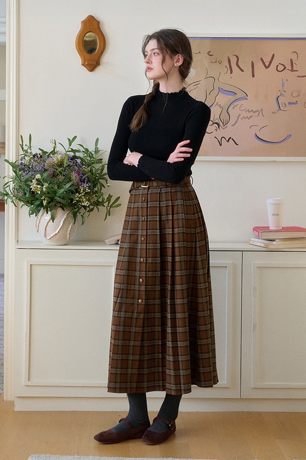 브라운 색상의 College 플래드 스커트입니다. 가을, 겨울에 적합하며, 클래식과 캐주얼 무드를 동시에 연출할 수 있습니다. 부드러운 촉감의 폴리에스테르, 레이온, 스판덱스 혼방 소재로 제작되었으며, A라인 플레어 핏으로 여성스러운 실루엣을 선사합니다. 체크 패턴과 보통 두께감으로 다양한 스타일을 소화하기 좋습니다. 안감이 있어 편안하게 착용 가능하며, 신축성이 있어 활동성을 높였습니다. SR_Wear base full top, SR_Floral gauze blazer와 매칭하여 더욱 멋스러운 코디를 완성할 수 있습니다.
