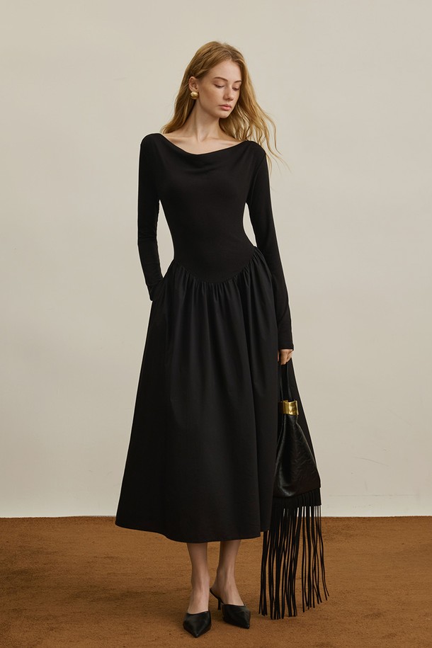 프렌치 엘레강스 웨이스트 드레스는 가을과 겨울에 어울리는 여성 의류입니다. 블랙 컬러의 울, 나일론, 레이온, 앙고라 혼방 소재로 제작되어 부드러운 촉감을 선사합니다. 허리 라인을 강조하는 A라인 핏과 스퀘어넥 디자인이 특징이며, 플레어 스커트와 미디 기장으로 우아한 분위기를 연출합니다. 긴 소매와 두꺼운 두께감으로 따뜻함을 더하며, 안감이 있어 편안하게 착용할 수 있습니다. 데이트룩, 모임룩, 연말 모임룩 등 다양한 TPO에 클래식, 미니멀, 로맨틱 스타일을 더해 특별한 날을 완성해보세요.
