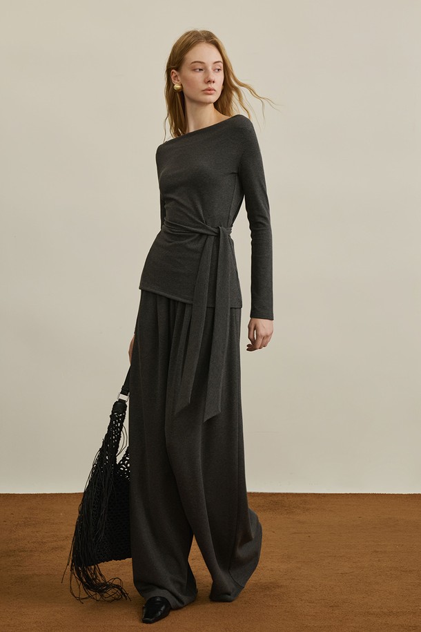 세련된 무드의 여성 하이웨스트 팬츠입니다. 차콜 컬러의 긴 기장 와이드 핏으로, 가을과 겨울에 따뜻하고 스타일리시하게 연출할 수 있습니다. 베이직하고 클래식한 디자인으로 출근룩, 오피스룩, 겨울 데일리룩 등 다양한 TPO에 활용하기 좋습니다. 폴리에스테르, 면, 레이온, 스판덱스 혼방 소재로 제작되어 편안한 착용감을 선사합니다. 허리 밴딩 디테일로 편안함과 실용성을 더한 미니멀하고 시크한 하이웨스트 팬츠입니다.
