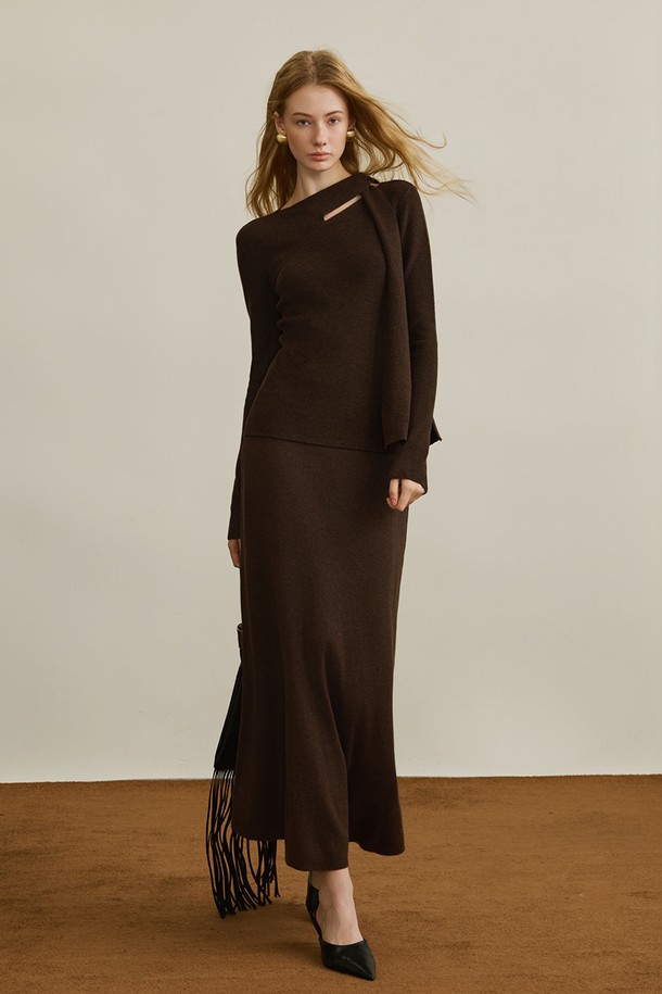 "Cut-out streamer knitted skirt"는 가을, 겨울 시즌에 어울리는 여성용 롱스커트입니다. 부드러운 촉감과 두꺼운 두께감으로 따뜻함을 더하며, 미니멀한 스타일을 연출합니다. A라인 핏과 루즈핏으로 편안한 착용감을 제공하며, 밴딩 허리로 허리 라인을 잡아줍니다. 브라운 컬러의 니트 패턴이 돋보이며, "Cut-out scarf collar knitted top"과 세트 착용하여 더욱 세련된 스타일을 완성할 수 있습니다. 데이트룩, 겨울 데일리룩, 모임룩 등 다양한 TPO에 맞춰 미니멀, 클래식, 시크한 스타일을 연출해보세요.

