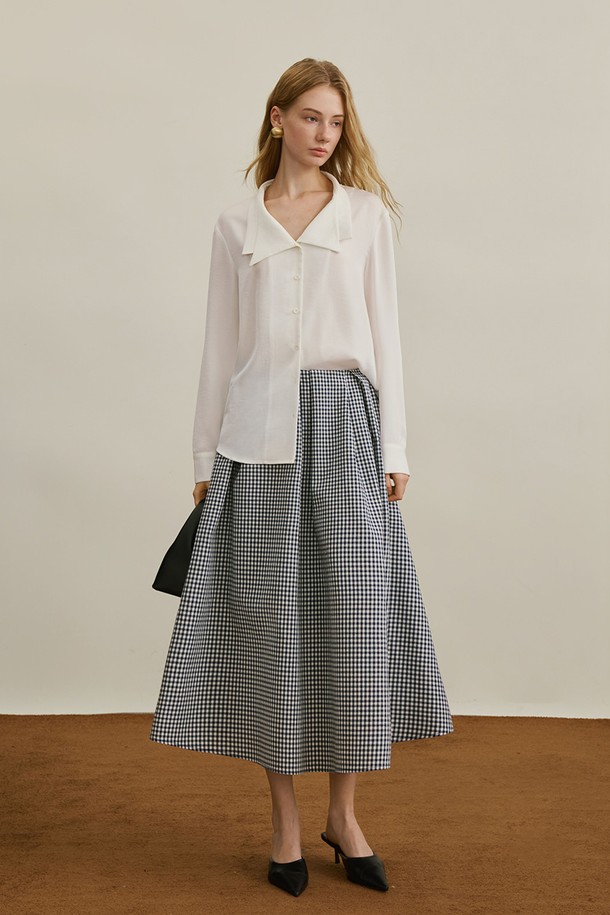 네이비 컬러의 Commuter 깅엄 체크 스커트입니다. 레이온, 폴리에스터, 린넨, 아크릴 혼방 소재로 제작되어 가을, 겨울에 적합하며, 클래식한 스타일을 연출합니다. A라인 플레어 디자인으로, 안감이 있어 편안하게 착용할 수 있으며, 뒷지퍼 디테일과 이너 라이닝으로 마감되었습니다. 오피스룩, 출근룩, 모임룩 등 다양한 TPO에 맞춰 클래식하고 미니멀하게 코디할 수 있습니다.
