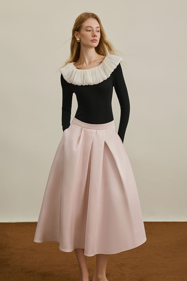 **슬림 스티칭 크루넥 탑**

가을, 겨울 시즌을 위한 여성 슬림핏 티셔츠입니다. 울, 나일론, 레이온, 앙고라 혼방 소재로 제작되어 부드러운 촉감을 선사하며, 두꺼운 두께감으로 따뜻하게 착용할 수 있습니다. 클래식하고 엘레강스한 무드를 자아내며, 라운드넥과 긴소매 디자인으로 세련된 느낌을 더했습니다. 스티치 디테일이 돋보이며, 오피스룩, 모임룩, 겨울 데일리룩 등 다양한 TPO에 활용 가능합니다. 클래식, 미니멀, 시크 스타일을 즐기는 분들께 추천합니다.
