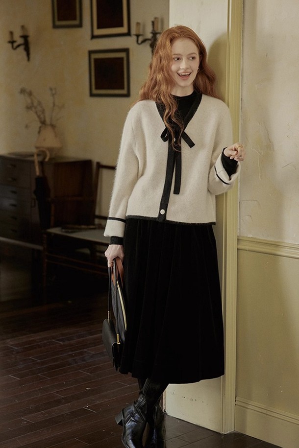 벨벳 A라인 스커트_블랙은 가을, 겨울 시즌에 어울리는 여성용 스커트입니다. 부드러운 벨벳 소재로 제작되어 따뜻하고 포근한 착용감을 선사하며, 두꺼운 두께감으로 겨울철에도 든든하게 입을 수 있습니다. A라인 핏과 무지 디자인으로 클래식, 미니멀, 시크한 스타일을 연출하기 좋습니다. 데이트룩, 모임룩, 연말 모임룩 등 다양한 TPO에 활용하여 세련된 스타일을 완성해 보세요.
