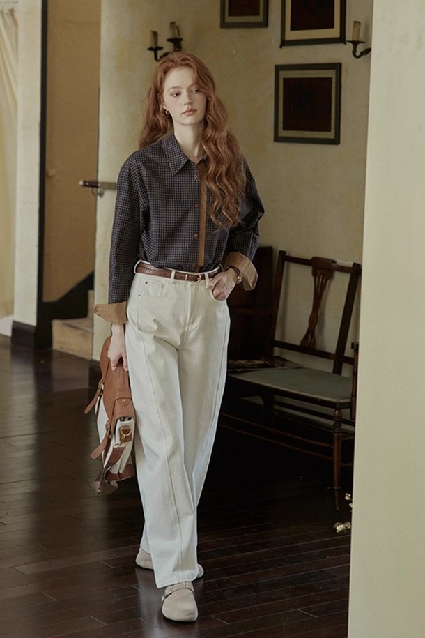 컬러 배색이 돋보이는 체크 셔츠입니다. 봄, 가을에 어울리는 긴 소매 셔츠로, 캐주얼 스타일에 적합합니다. 레귤러핏으로 제작되어 편안한 착용감을 제공하며, 카라 디자인으로 깔끔한 인상을 줍니다. 캐주얼, 클래식, 미니멀 스타일을 즐겨 입는 분들께 추천합니다.
