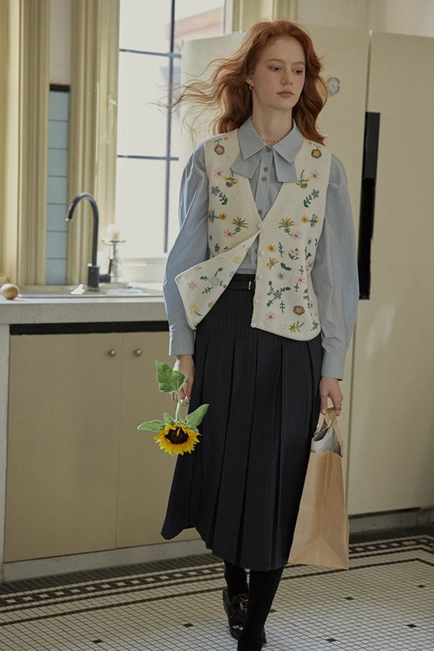 플라워 자수 니트 베스트는 여성의 캐주얼 스타일을 위한 상의입니다. 봄, 가을, 겨울 계절에 착용하기 좋으며, 니트 소재로 제작되어 부드러운 촉감을 선사합니다. 민소매 디자인으로 다양한 레이어드 연출이 가능하며, 플라워 자수 디테일이 돋보입니다. 캐주얼, 클래식, 미니멀 스타일을 모두 소화할 수 있는 활용도 높은 아이템입니다.
