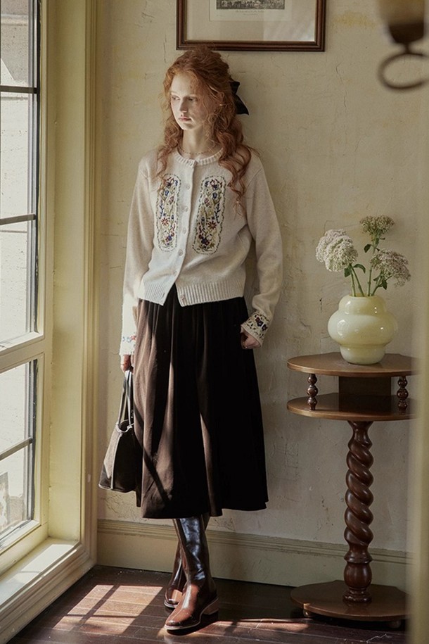 플라워 자수 카디건은 여성스러운 무드를 연출하는 상의입니다. 부드러운 울과 아크릴 혼방 소재로 제작되어 봄, 가을에 착용하기 좋습니다. 라운드넥에 긴소매, 레귤러핏으로 디자인되었으며, 크롭 기장으로 다리가 길어 보이는 효과를 줍니다. 화이트, 아이보리 컬러에 플라워 자수 디테일이 더해져 우아하고 클래식한 스타일을 완성하며, 버튼 여밈으로 간편하게 착용할 수 있습니다. 데이트룩, 모임룩 등 다양한 TPO에 로맨틱하고 미니멀한 스타일을 연출해보세요.
