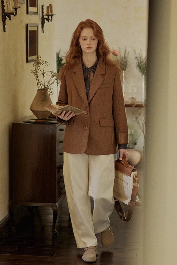 가죽 커프스 블레이저는 클래식과 모던 스타일을 아우르는 아우터입니다. 봄, 가을 시즌에 적합하며, 오피스룩, 비즈니스 캐주얼, 모임룩 등 다양한 TPO에 활용할 수 있습니다. 가죽 소재 특유의 고급스러운 분위기를 연출하며, 긴 소매와 가죽 소매 디테일이 특징입니다. 무지 디자인으로 미니멀하고 시크한 스타일을 완성합니다.
