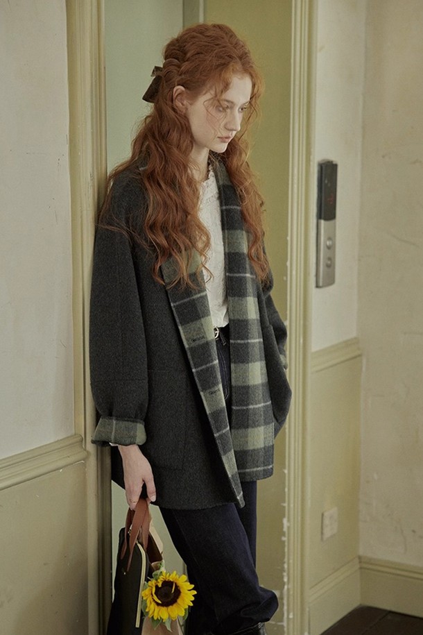 플레드 머플러 카라 코트는 가을과 겨울, 두 계절에 걸쳐 활용하기 좋은 아우터입니다. 체크 패턴으로 클래식하고 미니멀한 무드를 연출하며, 시크한 스타일을 완성합니다. 머플러 카라 디자인이 특징이며, 긴 소매 기장으로 따뜻함을 더합니다. 오피스룩, 출근룩, 모임룩 등 다양한 TPO에 매치하여 세련된 스타일을 연출해보세요.
