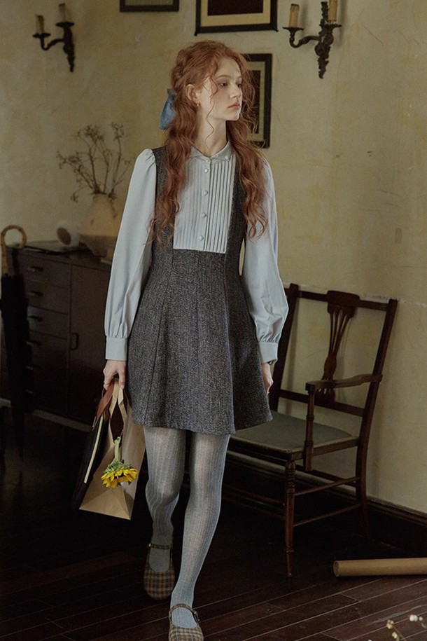 페이크 투피스 셔츠 원피스는 캐주얼하고 미니멀한 스타일을 추구하는 여성 의류입니다. 무지 패턴의 페이크 투피스 디자인으로, 카라 디테일이 돋보이는 셔츠 원피스입니다. 일상에서 편안하게 착용하기 좋으며, 다양한 스타일 연출이 가능합니다. 간결하면서도 세련된 느낌을 주는 아이템으로, 데일리룩에 활용하기 좋습니다.
