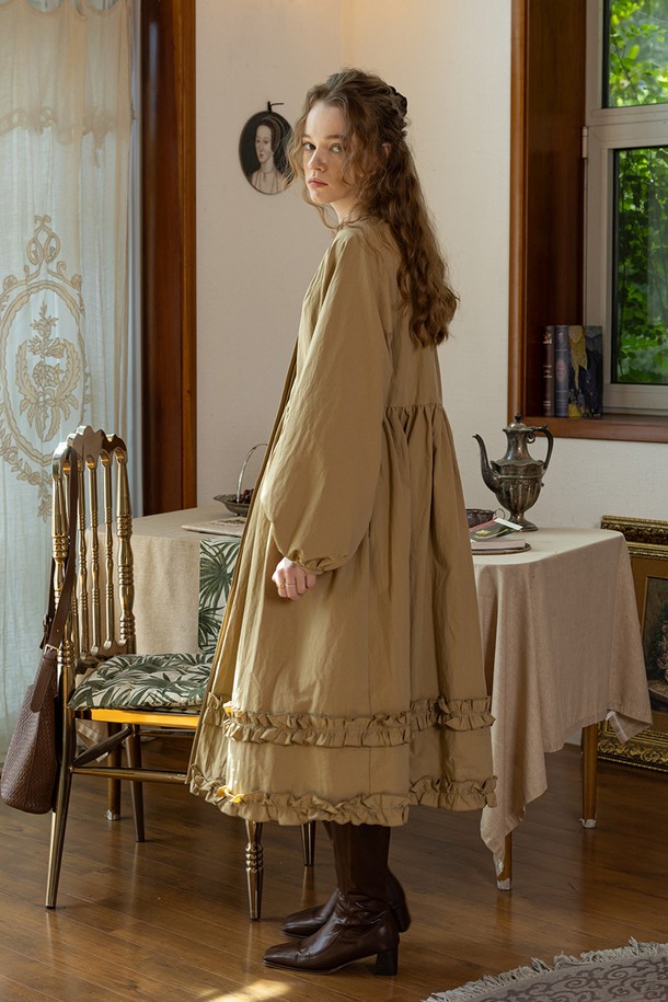 **Ruffle hidden button dress_BEIGE (러플 히든 버튼 드레스_베이지)**

부드러운 촉감의 면, 폴리에스테르 혼방 소재로 제작된 베이지 컬러의 여성용 러플 원피스입니다. 라운드넥 디자인에 긴 소매 기장으로 봄, 가을에 착용하기 좋습니다. A라인의 플레어 치마핏과 루즈핏으로 우아하고 클래식한 분위기를 연출하며, 히든 버튼 디테일과 러플 장식이 포인트입니다. 안감이 있어 비침 걱정 없이 편안하게 입을 수 있으며, 데이트룩, 카페룩, 모임룩 등 다양한 TPO에 활용 가능합니다. FREE 사이즈로 제작되었습니다.
