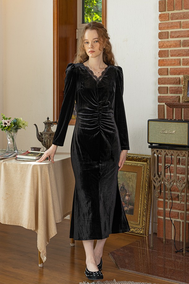 깊이 있는 분위기를 연출하는 셔링 벨벳 드레스_블랙입니다. 부드러운 벨벳 소재로 제작되어 은은한 광택과 고급스러운 촉감을 선사하며, 가을, 겨울 시즌에 따뜻하고 포근하게 착용하기 좋습니다. 슬림핏 디자인에 셔링 디테일을 더해 여성스러운 실루엣을 강조하며, 라운드넥과 긴 소매 기장으로 클래식하고 우아한 스타일을 완성합니다. 모임룩, 연말 모임룩, 데이트룩 등 특별한 날을 위한 스타일링을 위한 아이템으로, 미니멀하고 시크한 무드를 연출할 수 있습니다. 맥시 기장으로 제작되어 더욱 세련된 느낌을 줍니다.
