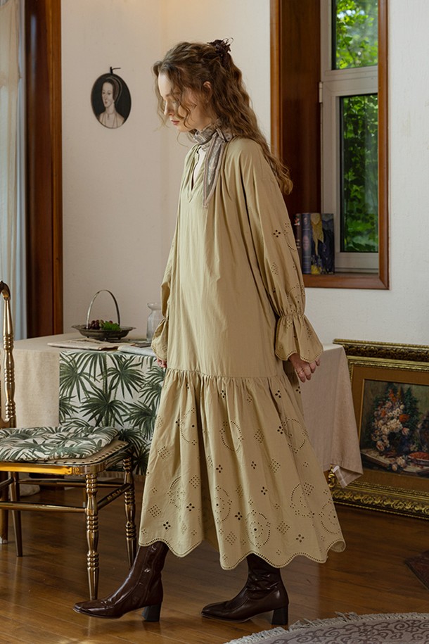 베이지 컬러의 크로쉐 벨 슬리브 원피스는 여성스러운 스타일을 연출하기에 완벽한 아이템입니다. 부드러운 면 소재로 제작되어 편안한 착용감을 선사하며, A라인 플레어 스커트와 루즈핏 디자인으로 체형 커버에도 효과적입니다. 라운드넥과 크로쉐 디테일이 우아한 분위기를 더하며, 벨 슬리브 소매가 페미닌한 포인트를 살려줍니다. 데이트룩, 여행룩, 휴가룩 등 다양한 TPO에 활용 가능하며, 캐주얼, 클래식, 로맨틱 스타일을 모두 소화할 수 있습니다.
