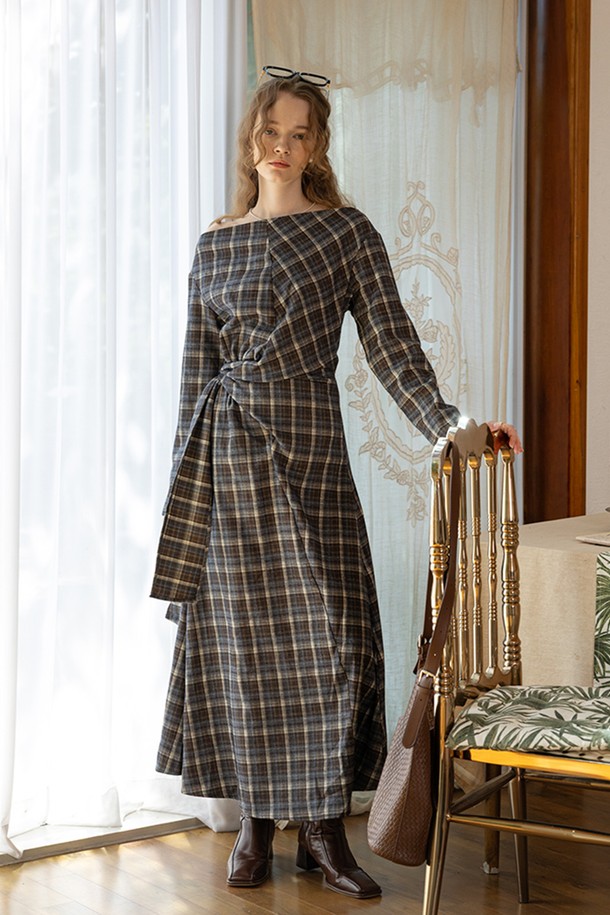 블루 컬러의 이레귤러 플래드 드레스입니다. 울 소재로 제작되어 가을, 겨울 시즌에 따뜻하게 착용할 수 있으며, 부드러운 촉감이 특징입니다. A라인 플레어 스커트와 비대칭 디자인, 플리츠 디테일이 더해져 캐주얼하면서도 클래식한 무드를 연출합니다. 라운드넥과 긴 소매 기장으로 디자인되었으며, 출근룩이나 모임룩으로 활용하기 좋습니다. 레귤러핏으로 제작되어 편안하게 착용 가능하며, 미니멀한 스타일을 선호하는 분들께 추천합니다.
