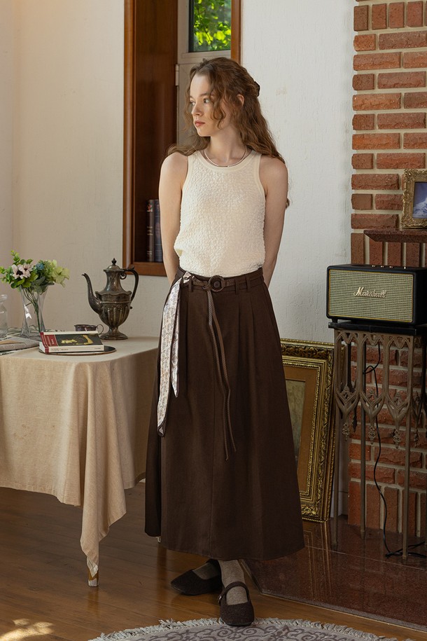 "Pintuck a-line skirt_BROWN"은 여성스러운 분위기를 연출하는 브라운 컬러의 A라인 스커트입니다. 핀턱 디테일이 더해져 클래식하면서도 미니멀한 스타일을 완성합니다. 봄, 가을 시즌에 활용하기 좋으며, 출근룩, 오피스룩, 모임룩 등 다양한 TPO에 매치할 수 있습니다. 무지 디자인으로 어떤 상의와도 쉽게 코디할 수 있어 활용도가 높습니다. 

