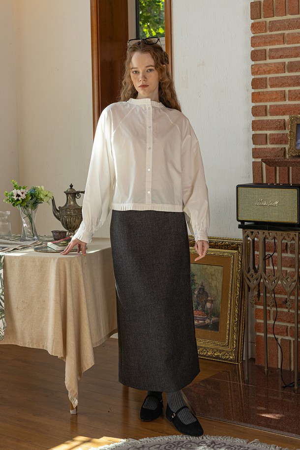 심플 플리츠 셔츠_화이트는 여성용 셔츠/블라우스로, 베이직하고 클래식한 스타일을 연출합니다. 부드러운 면 소재에 플리츠 디테일이 더해져 은은한 포인트를 줍니다. 라운드넥에 긴 소매, 레귤러핏으로 제작되었으며, 봄, 여름, 가을 계절에 활용하기 좋습니다. 출근룩이나 모임룩 등 다양한 TPO에 미니멀하고 캐주얼한 스타일로 매치할 수 있습니다.
