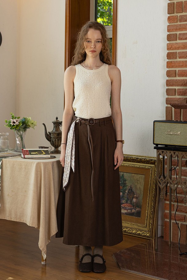 아이보리 컬러의 크루넥 민소매 탑입니다. 봄, 여름 시즌에 어울리는 얇은 두께감의 레귤러핏 상의로, 부드러운 촉감이 특징입니다. 베이직하고 미니멀한 스타일로, 데이트룩이나 여행룩에 매치하기 좋습니다. 라운드넥 디자인에 무지 패턴으로 미니멀하고 클래식한 스타일을 연출할 수 있습니다.
