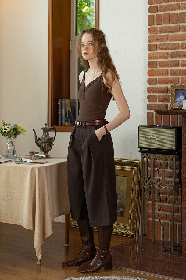 베이직 버튼 카미솔_브라운은 여성 의류 상의로, 봄과 여름에 어울리는 얇은 두께의 민소매 브이넥 디자인입니다. 부드러운 면 소재로 제작되어 편안한 착용감을 선사하며, 레귤러 핏으로 깔끔하게 떨어지는 실루엣을 연출합니다. 캐주얼, 미니멀, 클래식 스타일을 모두 아우르며, 버튼 디테일과 벨트 포함으로 포인트를 더했습니다. 데이트룩과 여행룩에 활용하기 좋은 아이템입니다.
