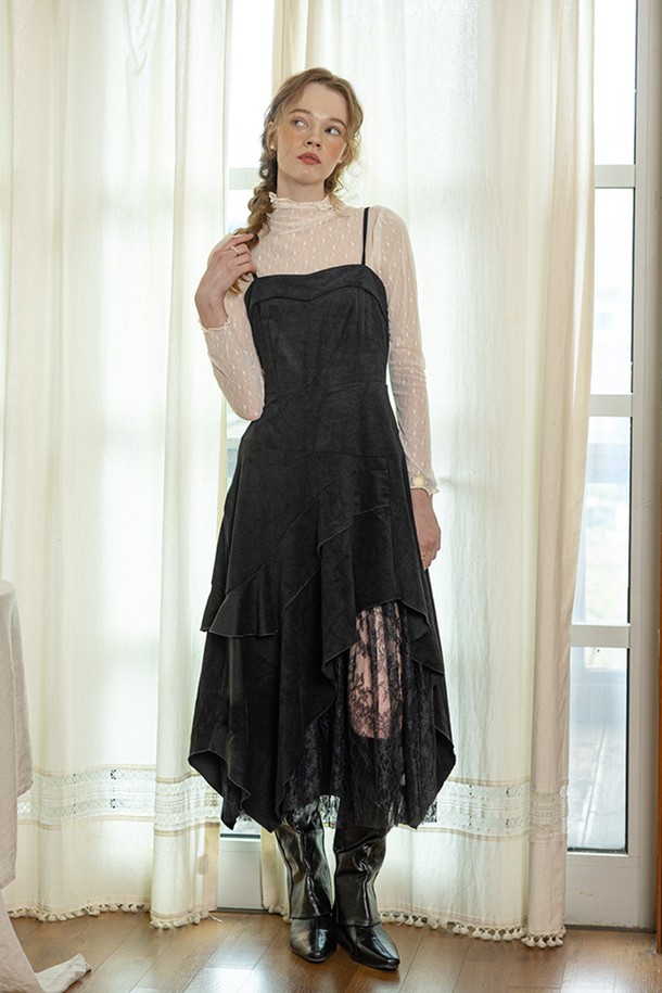 Irregular hem mesh dress_BLACK (언밸런스 헴 메쉬 드레스_블랙)는 우아하고 시크한 무드를 연출하는 여성용 메쉬 원피스입니다. 봄, 여름 시즌에 어울리는 얇은 두께감과 부드러운 촉감으로 편안하게 착용할 수 있습니다. 블랙 컬러의 하이넥 디자인과 긴소매, 언밸런스한 치마핏이 세련된 실루엣을 선사하며, 이너 슬립 일체형으로 편안함과 스타일을 동시에 잡았습니다. 뒷면 스모킹 디테일과 메쉬 소재 구성은 세련된 포인트를 더해 데이트룩, 모임룩, 파티룩에 적합합니다. 클래식, 미니멀, 시크 스타일을 즐기는 여성에게 추천합니다.
