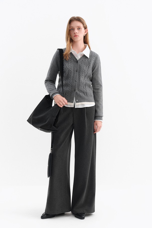 페이크 투피스 케이블 가디건_그레이는 여성용 상의로, 가을과 겨울에 따뜻하게 입을 수 있는 니트 소재의 긴소매 카디건입니다. 클래식하고 베이직한 스타일로, 레귤러 핏과 브이넥 디자인이 특징이며, 두꺼운 두께감으로 포근함을 더합니다. 페이크 레이어드 디자인으로 세련된 분위기를 연출하며, 부드러운 촉감의 케이블 패턴이 돋보입니다. 출근룩과 모임룩, 그리고 미니멀, 캐주얼 스타일 모두 잘 어울리는 활용도 높은 아이템입니다.
