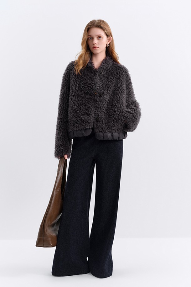 블랙 버튼 퍼 재킷은 겨울철 우아함을 더해줄 여성용 아우터입니다. 부드러운 퍼 소재와 두꺼운 두께감으로 따뜻함을 선사하며, 크롭 기장과 레귤러 핏으로 세련된 실루엣을 연출합니다. 긴 소매와 퍼 카라 디테일이 돋보이며, 버튼 여밈 방식이 클래식한 매력을 더합니다. 모임룩, 데이트룩, 연말 모임룩 등 특별한 날은 물론, 미니멀, 시크 스타일을 즐기는 분들께 추천합니다.
